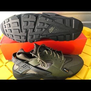 Nike Air Huarache army green size 13